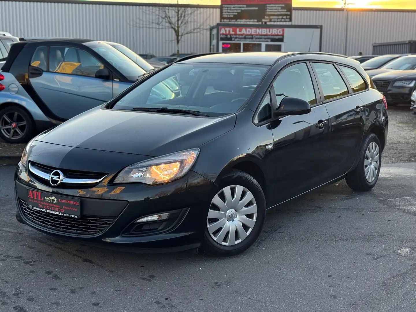 Opel Astra Selection Schwarz - 1