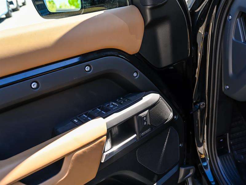 2026 Land Rover Defender 110 P500 X-Dynamic SE thumb 16
