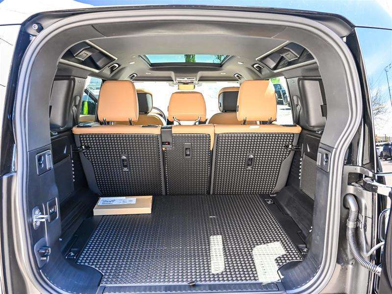 2026 Land Rover Defender 110 P500 X-Dynamic SE thumb 9