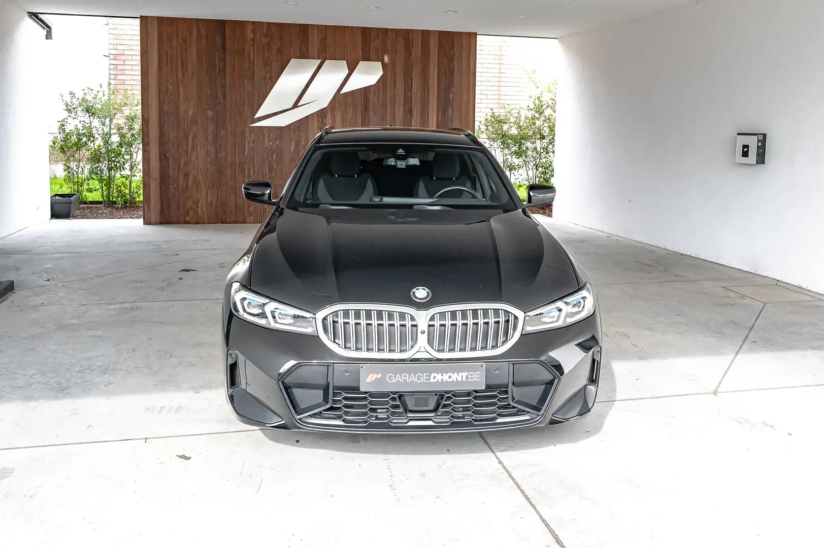 BMW 320 i touring, LCI II, M pack, trekhaak, 360°camera Zwart - 2