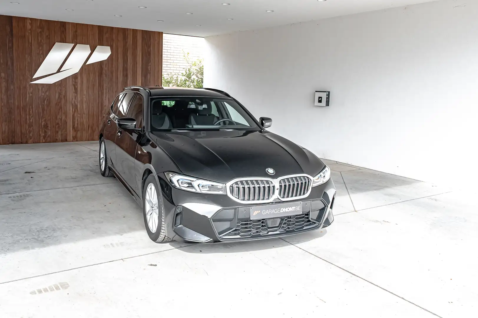 BMW 320 i touring, LCI II, M pack, trekhaak, 360°camera Zwart - 1