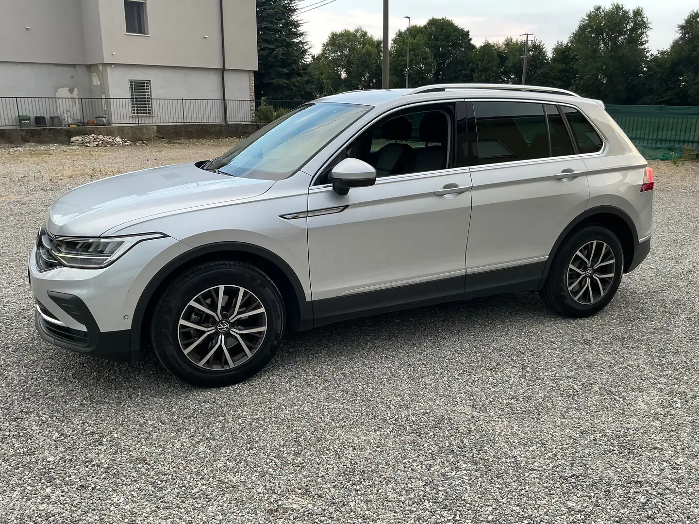 Volkswagen Tiguan Tiguan II 2021 2.0 tdi Life 150cv dsg Argento - 1