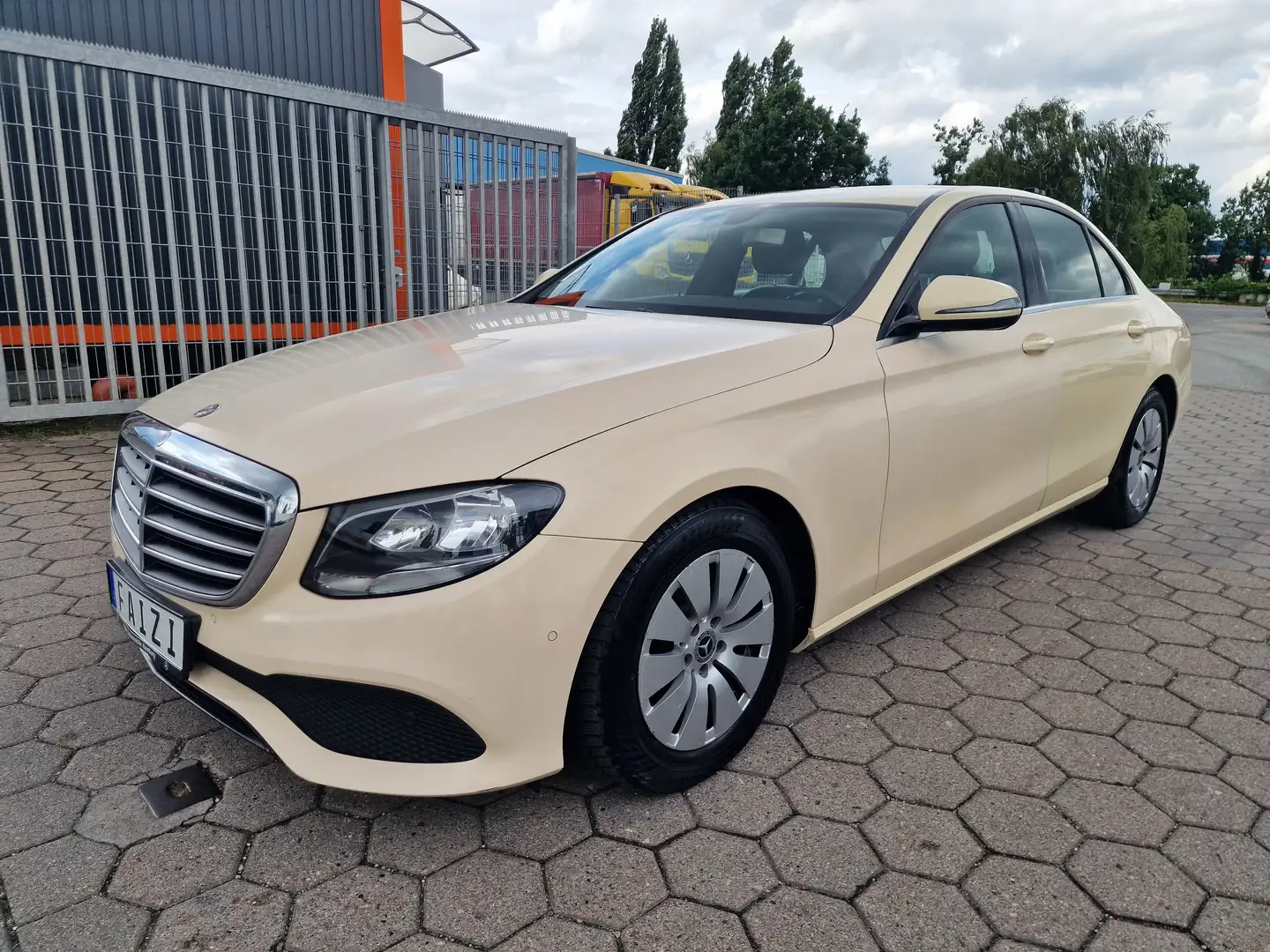 Mercedes-Benz E 200 d 9G-TRONIC Automatik Euro6 Modell 2019 Kamera Beige - 1