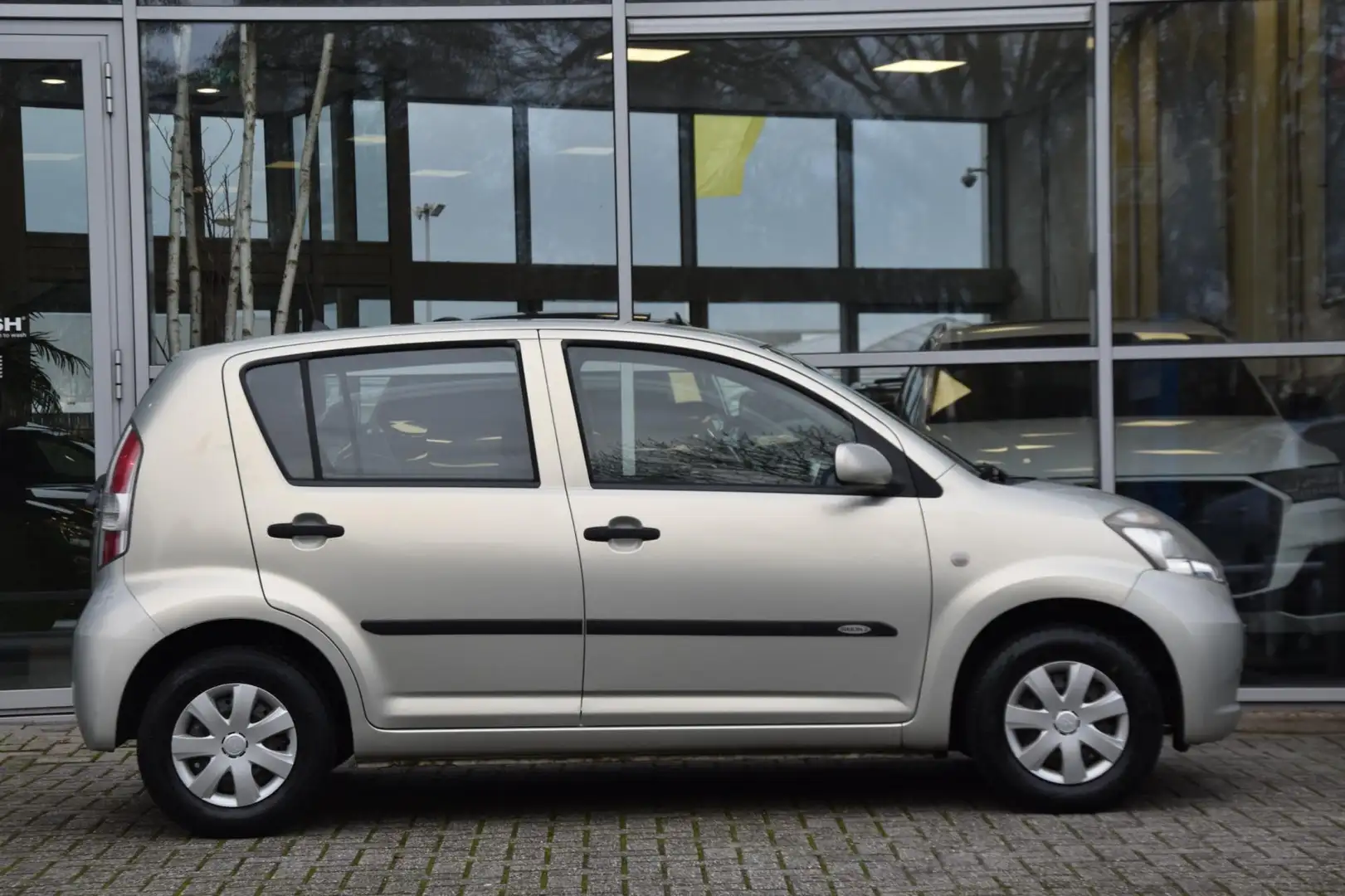 Daihatsu Sirion 2 1.0-12V Trend Elek. Ramen 5Drs. 1ste Eigenaar Beige - 2