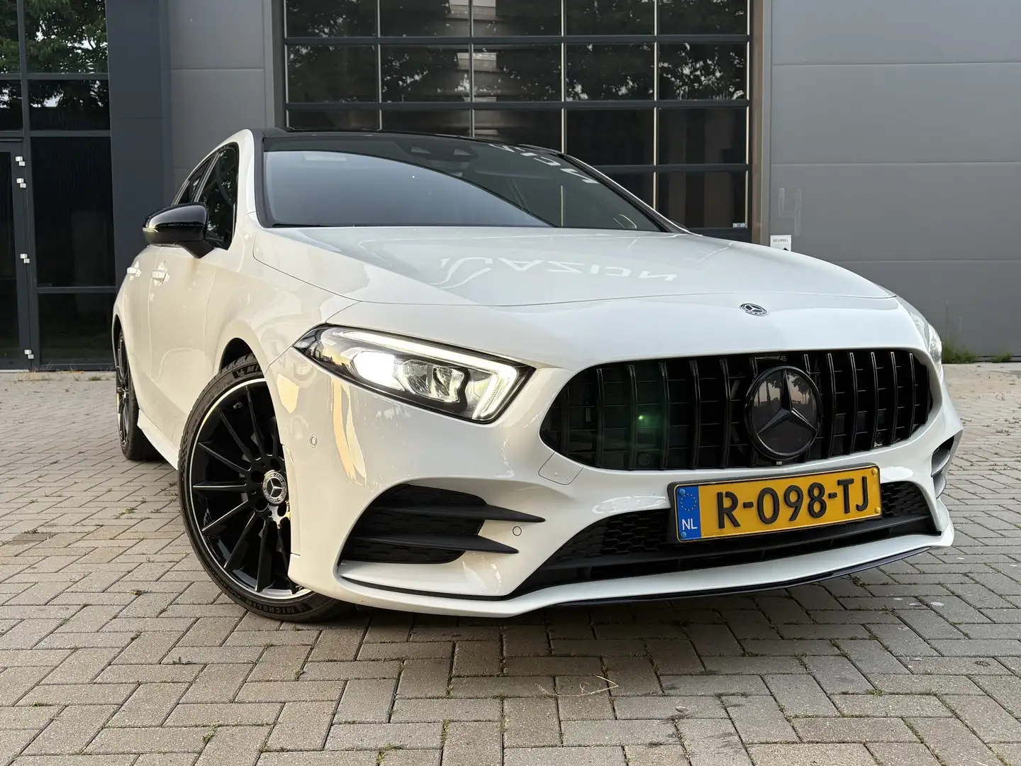 Mercedes-Benz A 250 7G-DCT AMG Line 224pk ALS NIEUW 2jr APK Wit - 2