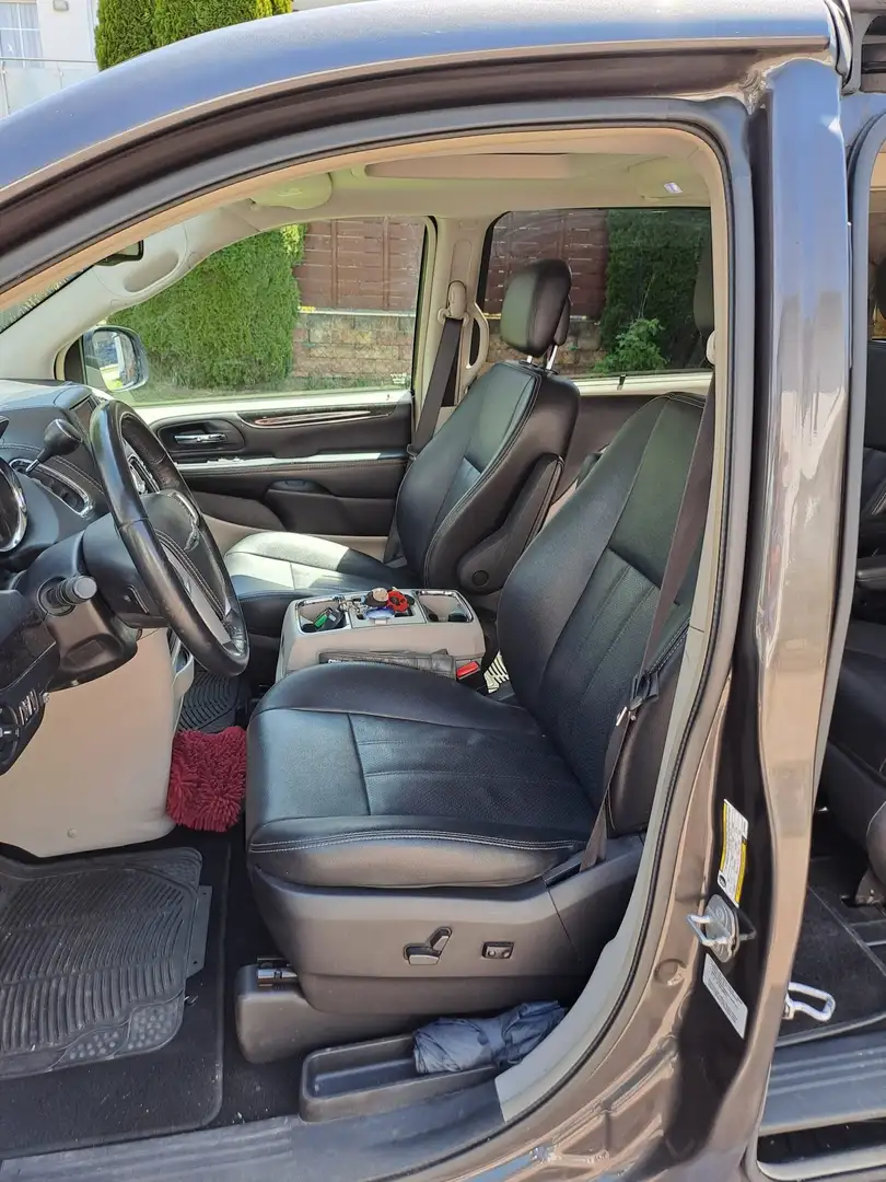 Chrysler Town & Country Benzin Grey - 2