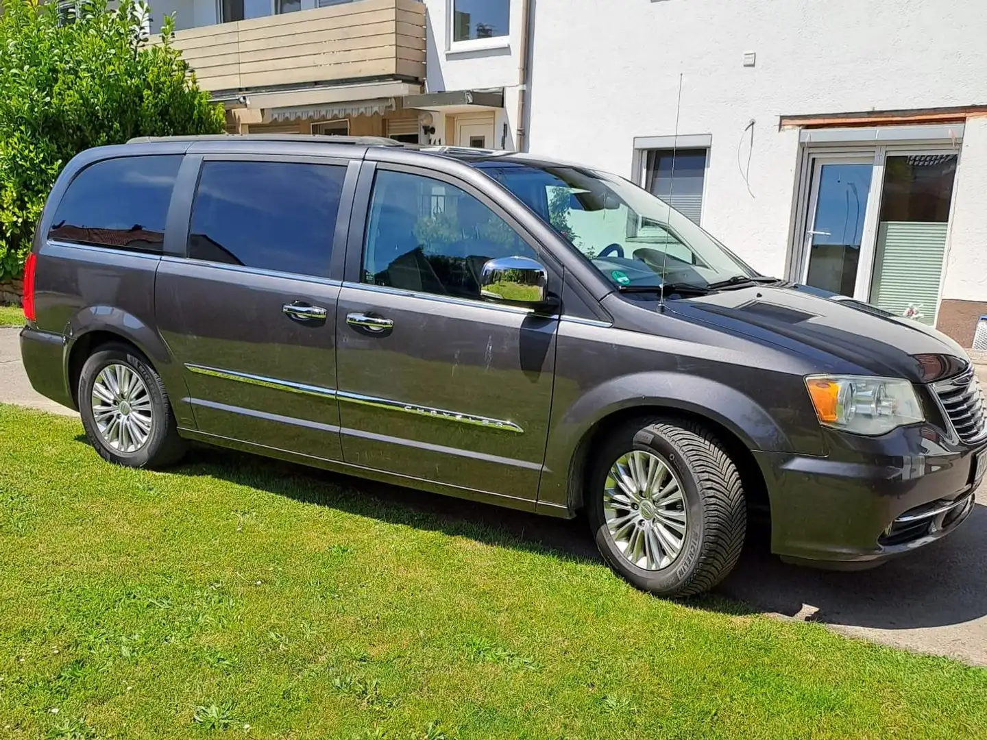 Chrysler Town & Country Benzin Grey - 1