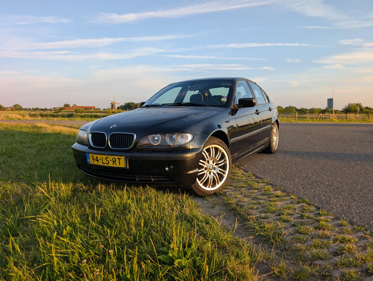 BMW 316 330 316i Lifestyle Exec. Zwart - 2