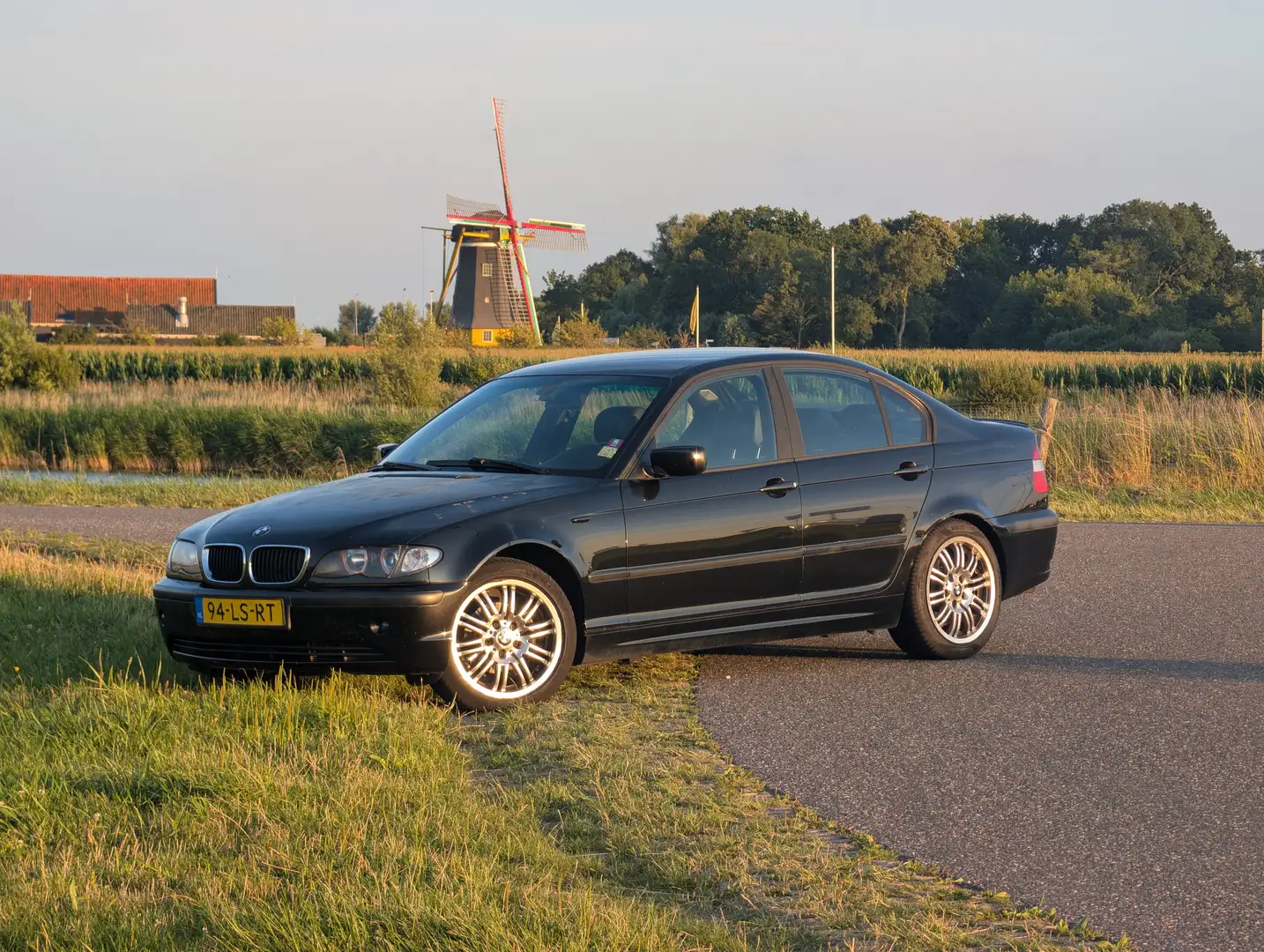 BMW 316 330 316i Lifestyle Exec. Zwart - 1