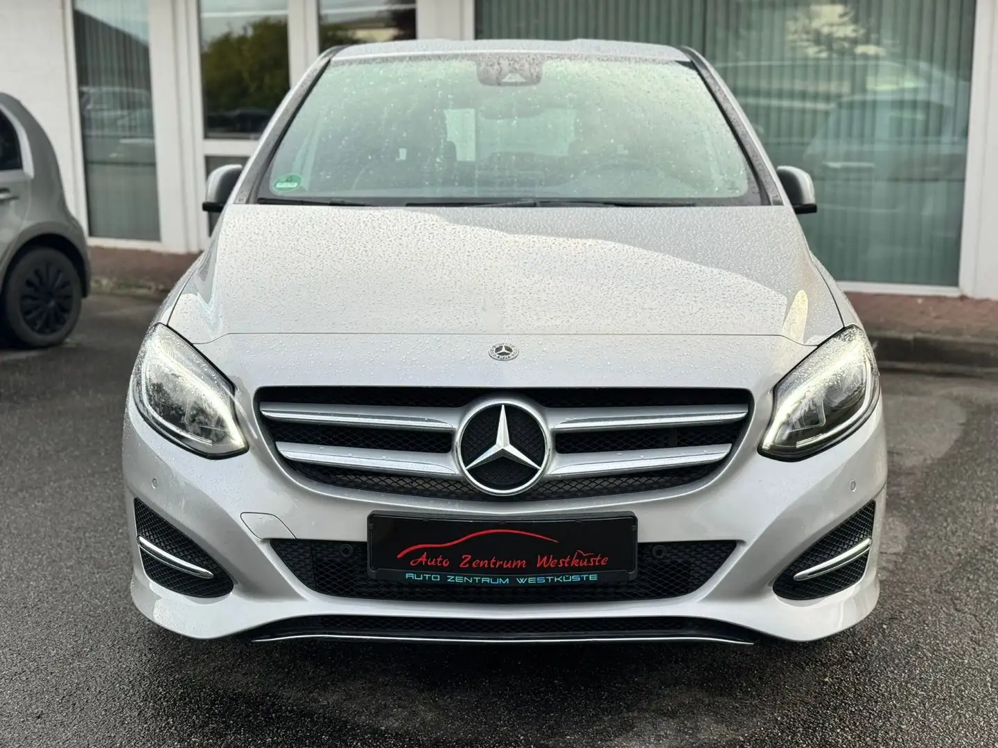 Mercedes-Benz B 180 Autom. URBAN-PROGRESSIVE Navi Tempomat SHZ Stříbrná - 2
