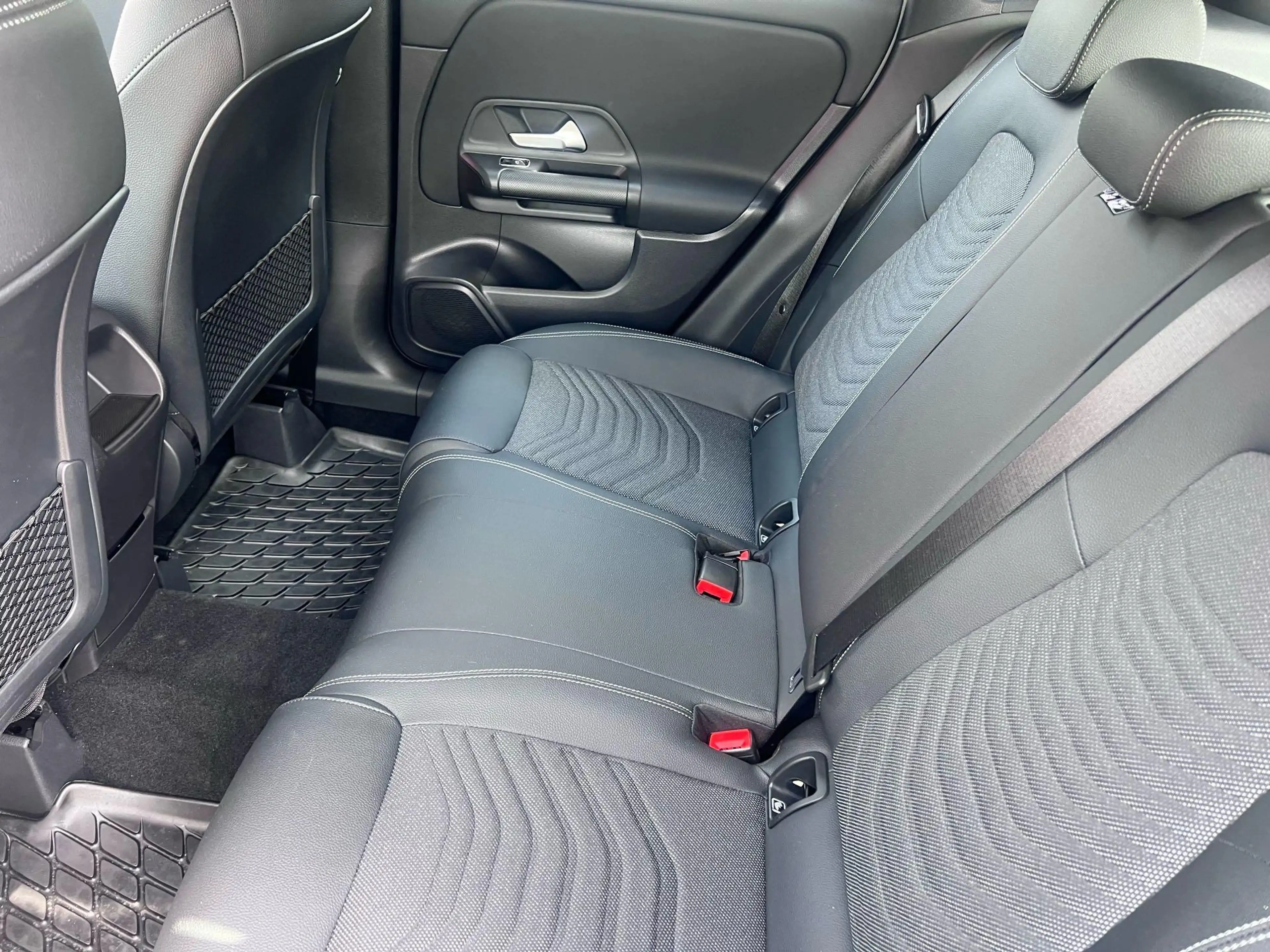 Mercedes-Benz GLA 180 GLA Business Line — photo 9