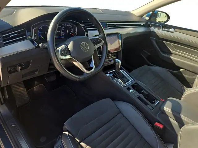 Volkswagen Passat view 4