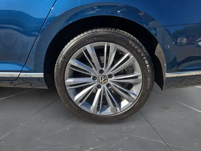 Volkswagen Passat view 15