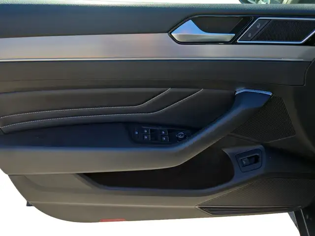 Volkswagen Passat view 11