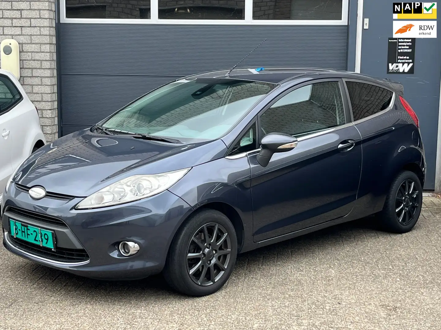 Ford Fiesta 1.25 Ghia 3 deurs Grijs - 1