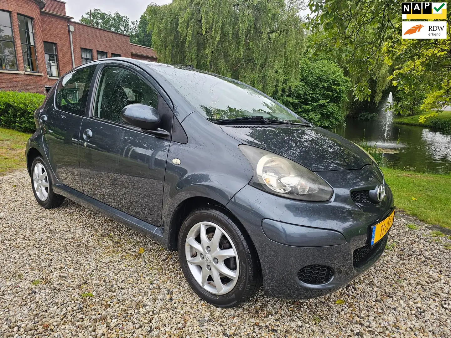 Toyota Aygo 1.0-12V TREKHAAK 5-deurs AIRCO Gris - 1
