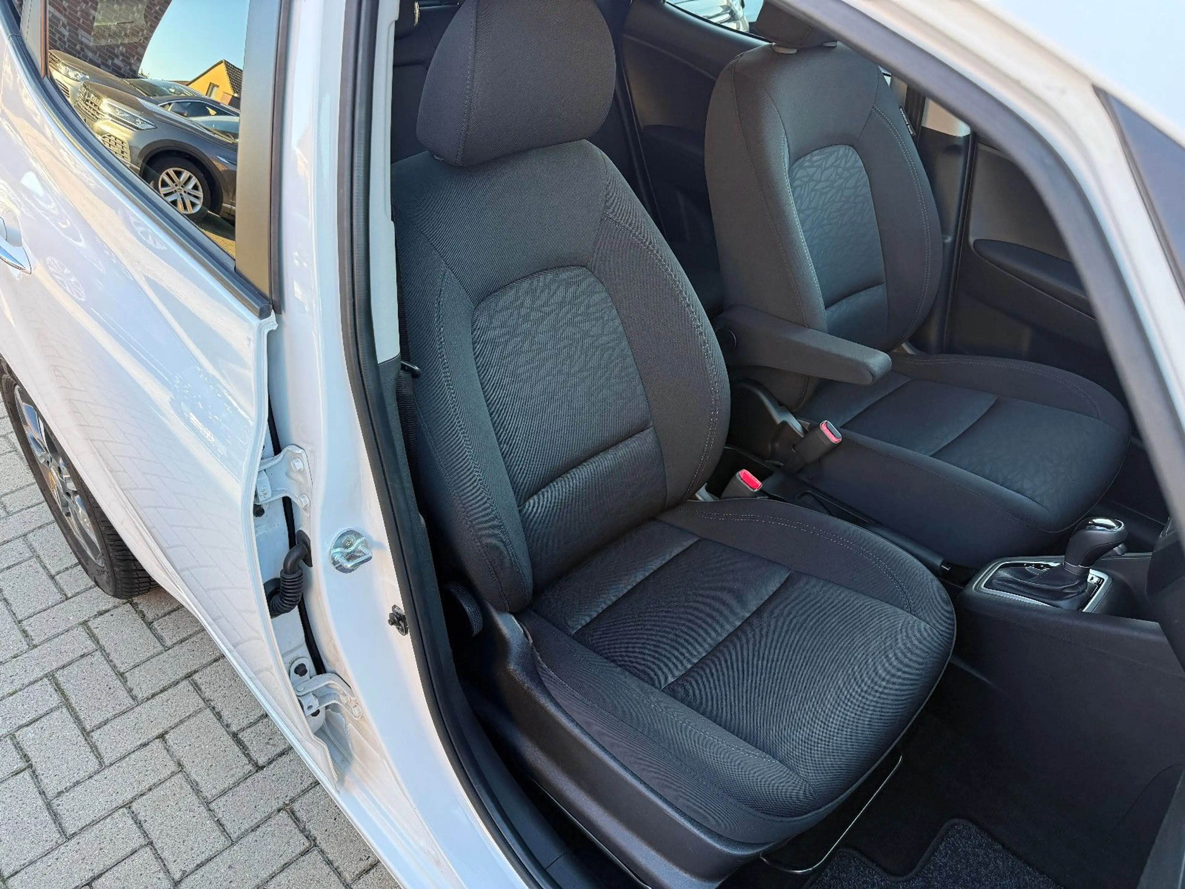 Hyundai iX20 1.6, Automatik, TÜV neu, Service neu — photo 15