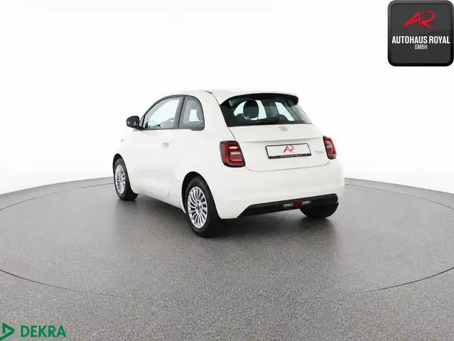Fiat 500e view 3