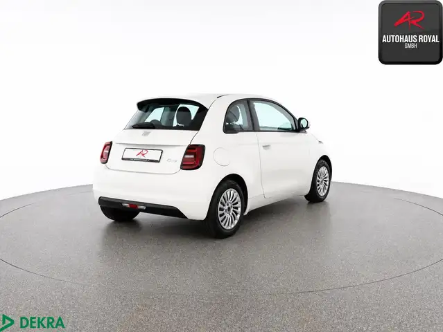 Fiat 500e view 5