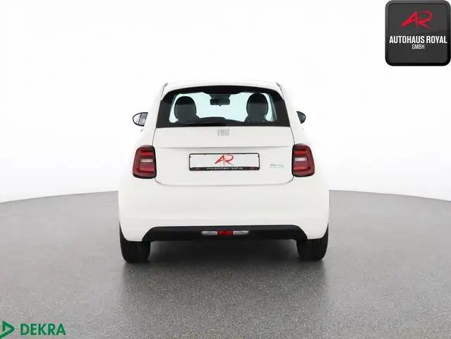 Fiat 500e view 4