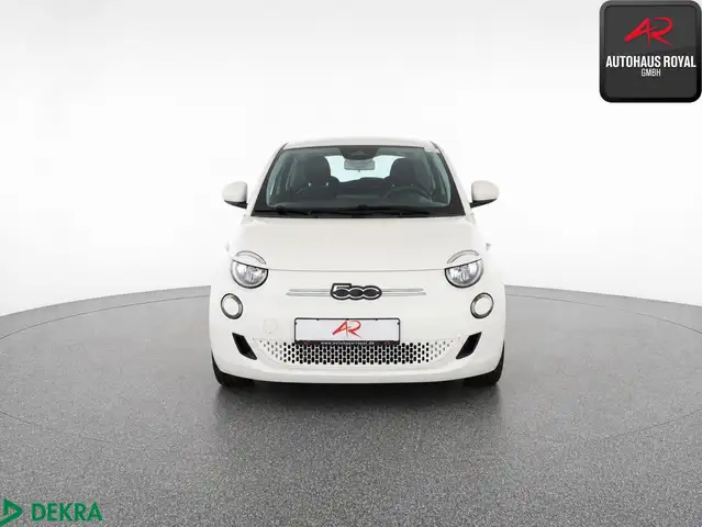 Fiat 500e view 8