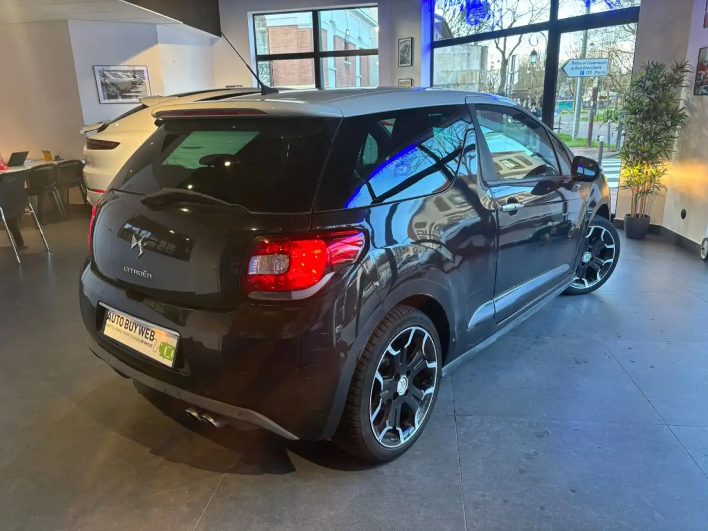 Citroen DS3 HDi 110 FAP 109gr Sport Chic GPS Schwarz - 2