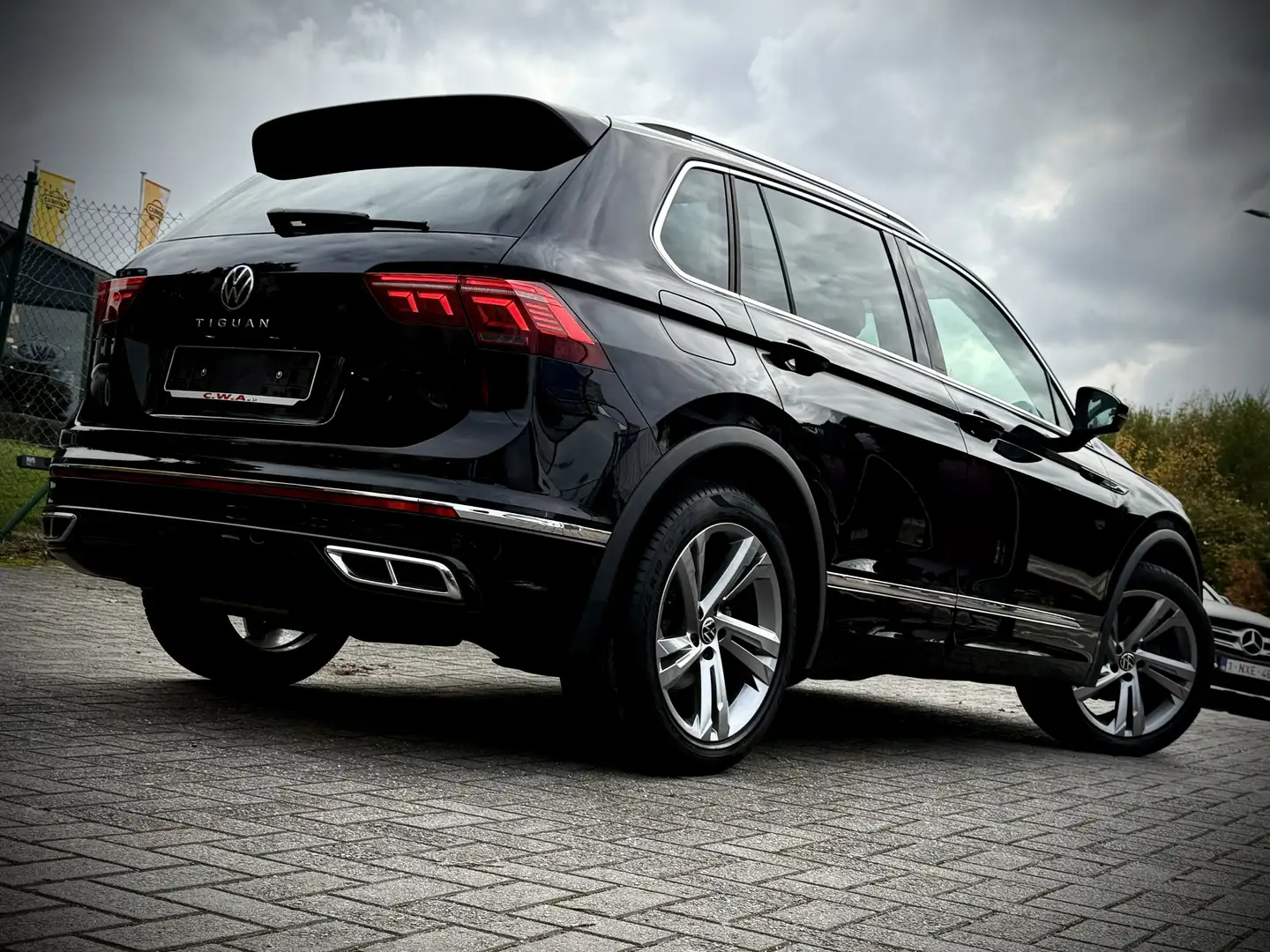 Volkswagen Tiguan Tiguan 2.0 TDI SCR R-Line Business Premium DSG Schwarz - 2