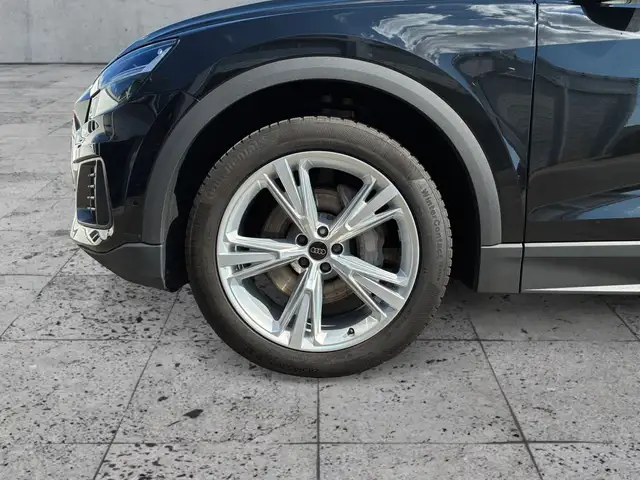Audi Q8 view 8