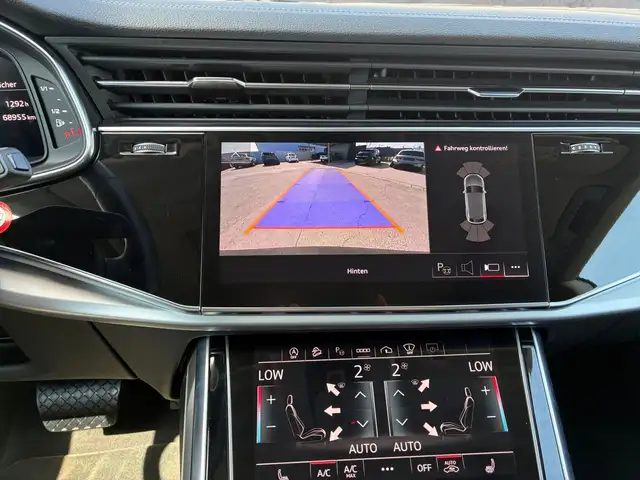 Audi Q8 view 11