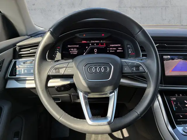 Audi Q8 view 10
