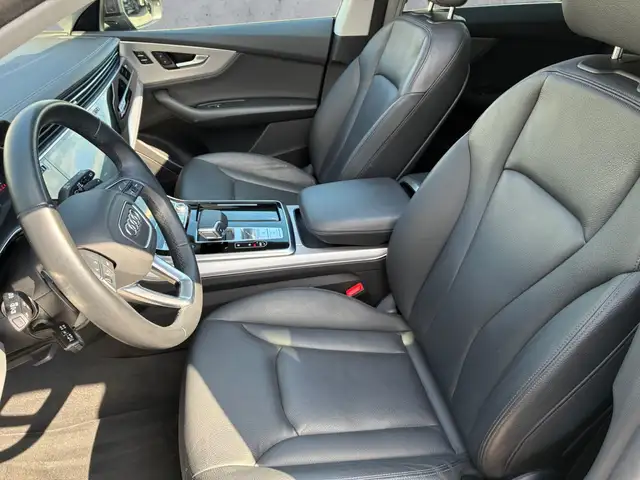 Audi Q8 view 12