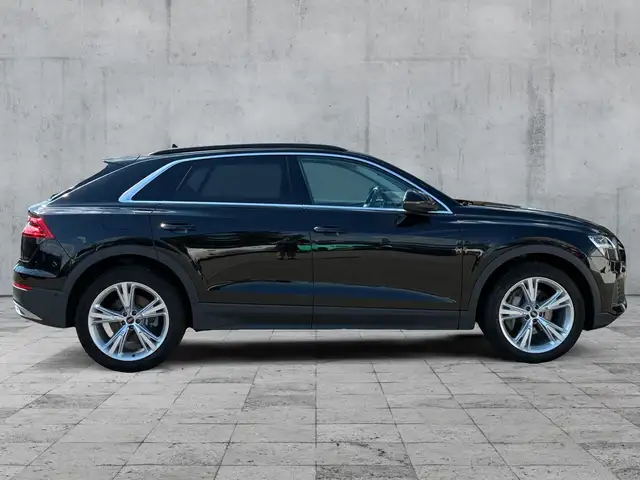 Audi Q8 view 7
