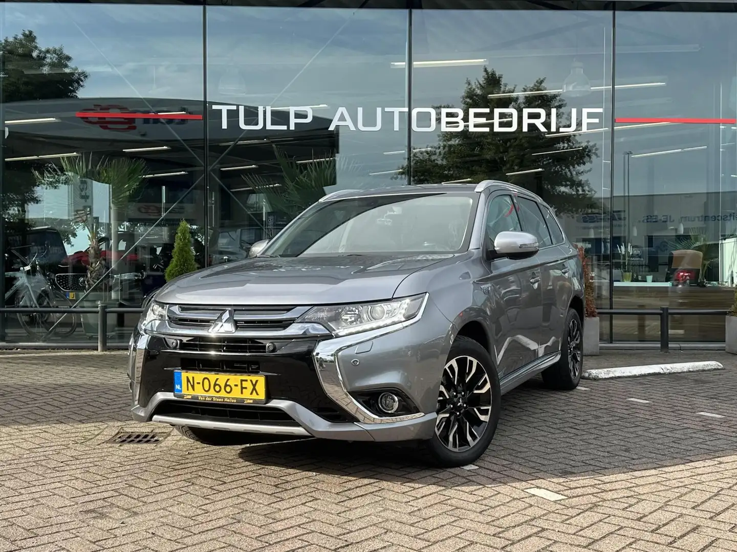 Mitsubishi Outlander 2.0 PHEV Premium Mooi en Goed onderhoud Grijs - 1