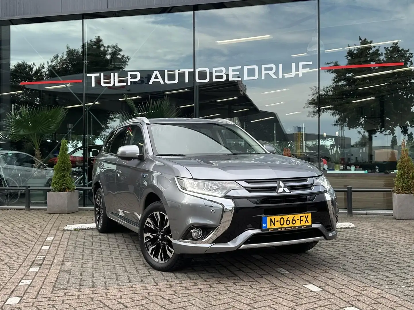Mitsubishi Outlander 2.0 PHEV Premium Mooi en Goed onderhoud Grijs - 2