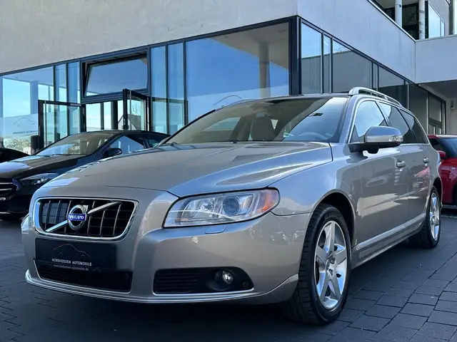 Volvo V70 Summum D5 AWD Aut. | Standheizung | Leder