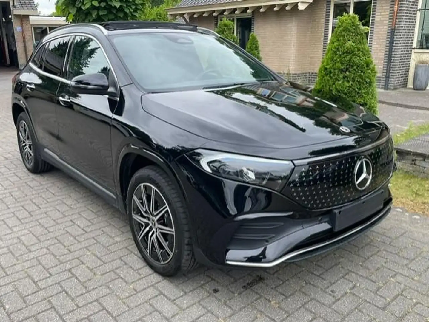 Mercedes-Benz EQA 250 250+ AMG LINE PANORAMADAK CAMERA NAVI LED Zwart - 1
