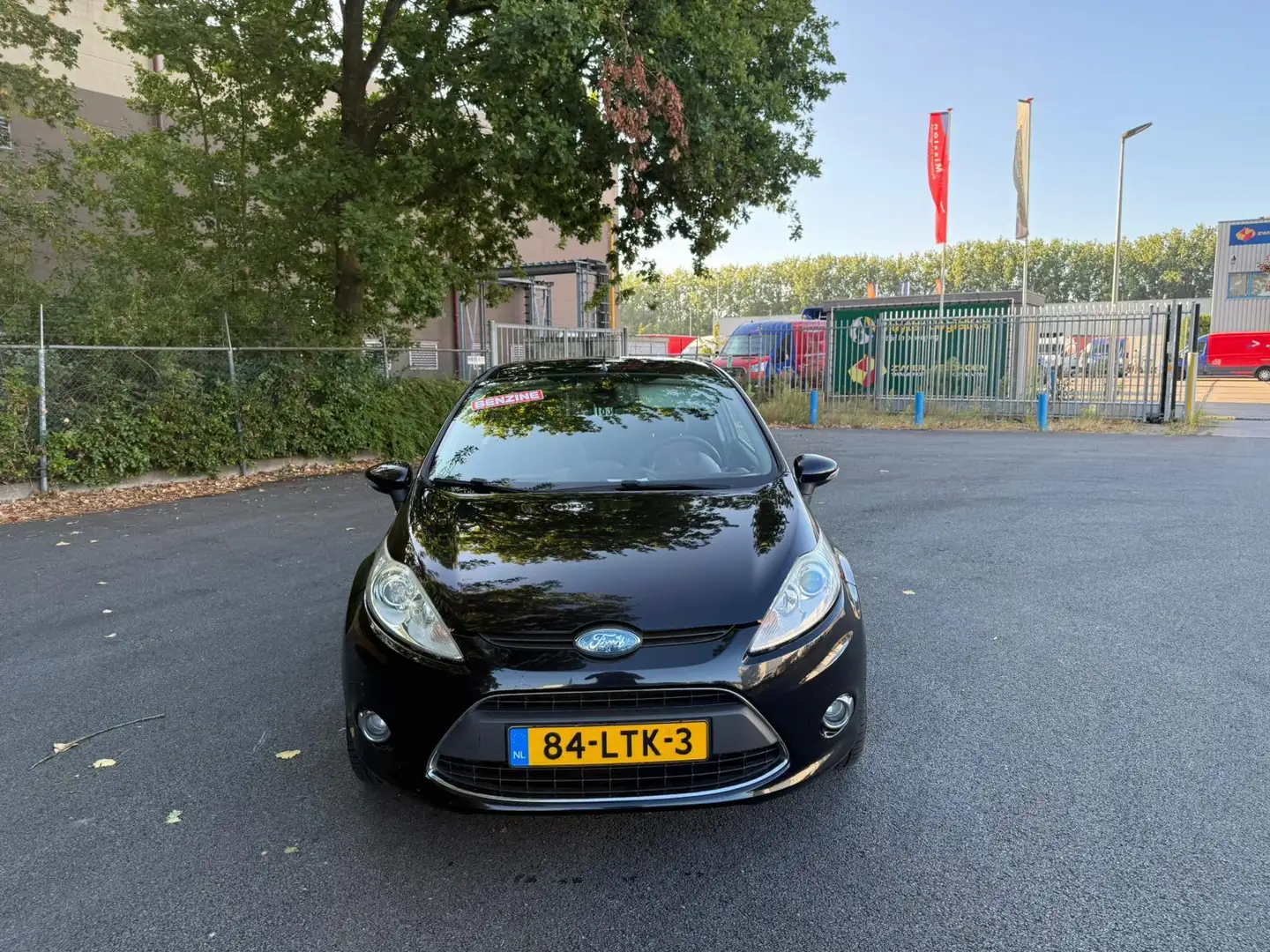 Ford Fiesta 1.6 Ghia NETTE AUTO RIJDT EN SCHAKELT GOED Zwart - 2