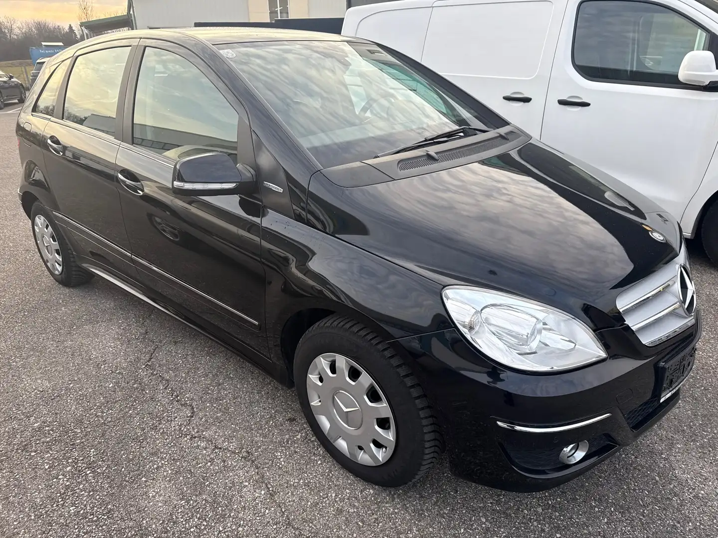 Mercedes-Benz B 180 BlueEfficiency Schwarz - 2