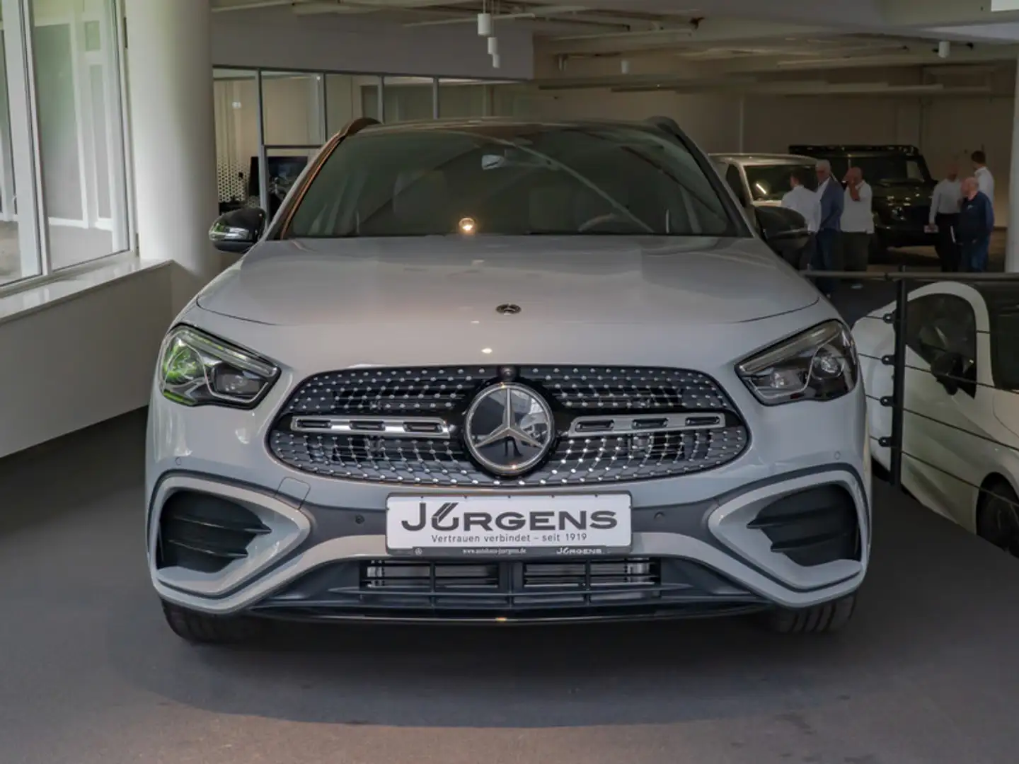 Mercedes-Benz GLA 250 4M AMG-Sport/MLB/Pano/AHK/Night/Distr Grau - 2