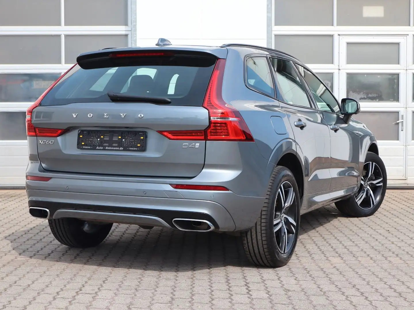Volvo XC60 D4 R Design Grijs - 2