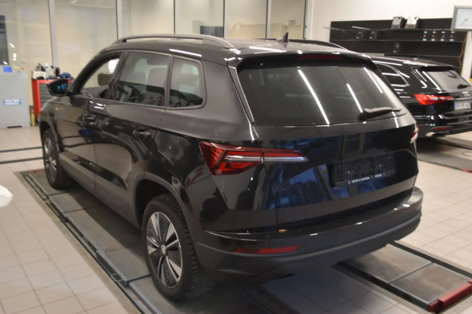 Skoda Karoq 2.0 TDI DSG Tour LED VIRTUAL KAMERA AHK Schwarz - 2