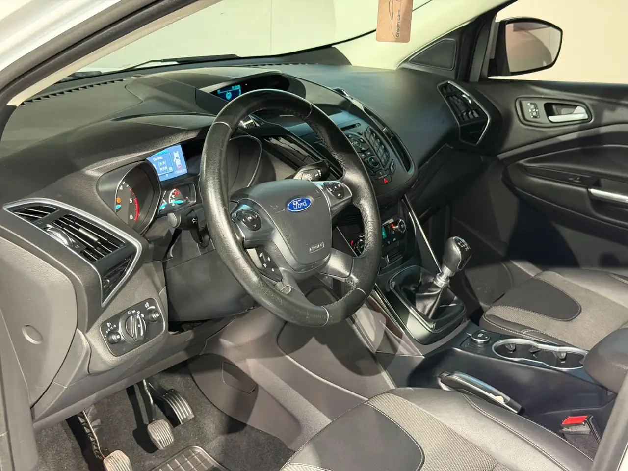 Ford Kuga 2,0l TDCI / TITANIUM / Allrad / Notbremsassistent Bild 16