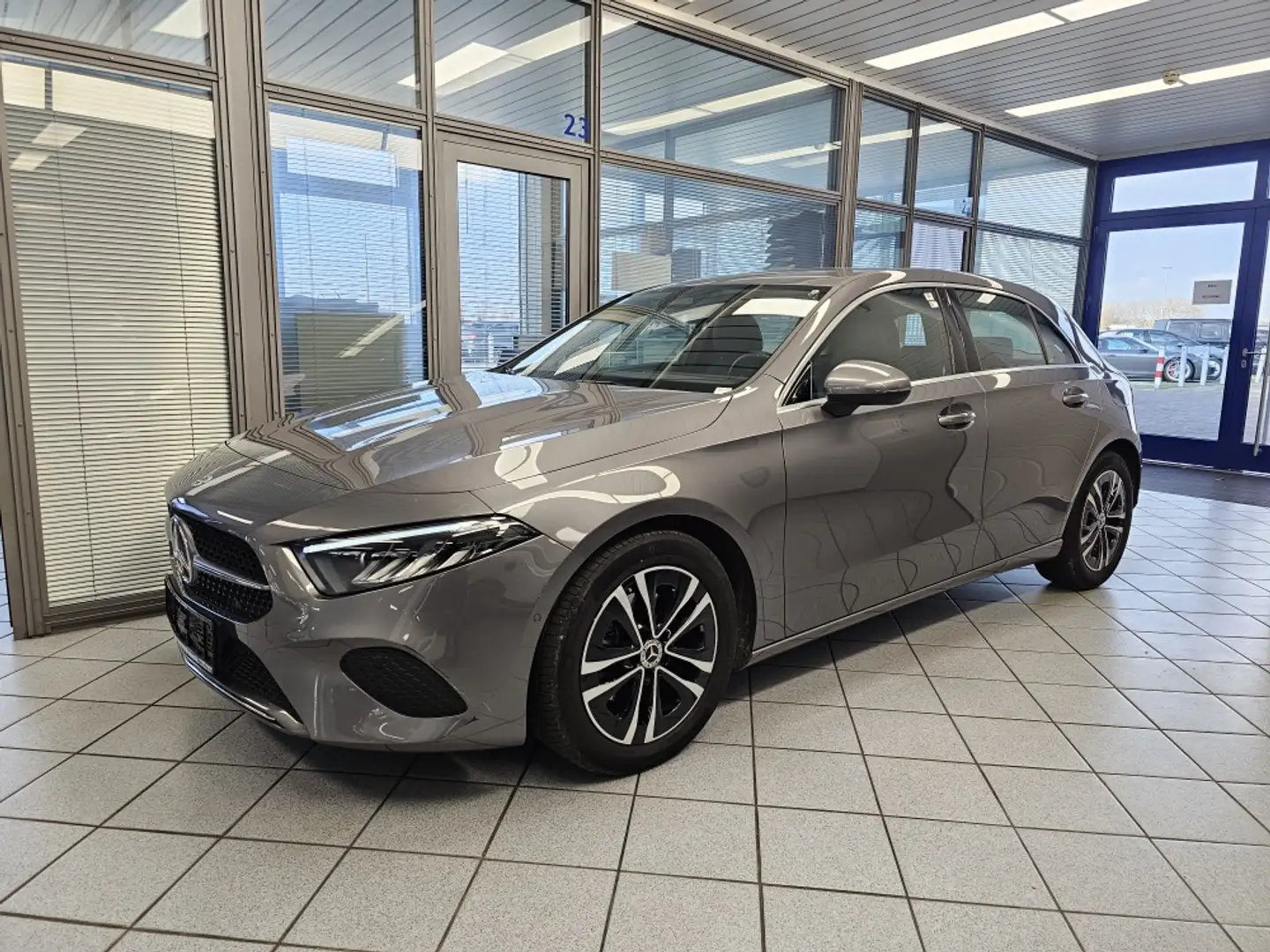 Mercedes-Benz A 180 Progressice Advanced Navi,Parkassi,VollLED Grau - 2