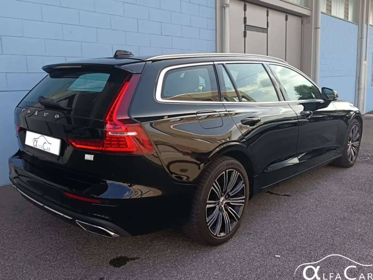 Volvo V60 T6 Recharge AWD Plug-in Hybrid Inscription Express Noir - 2