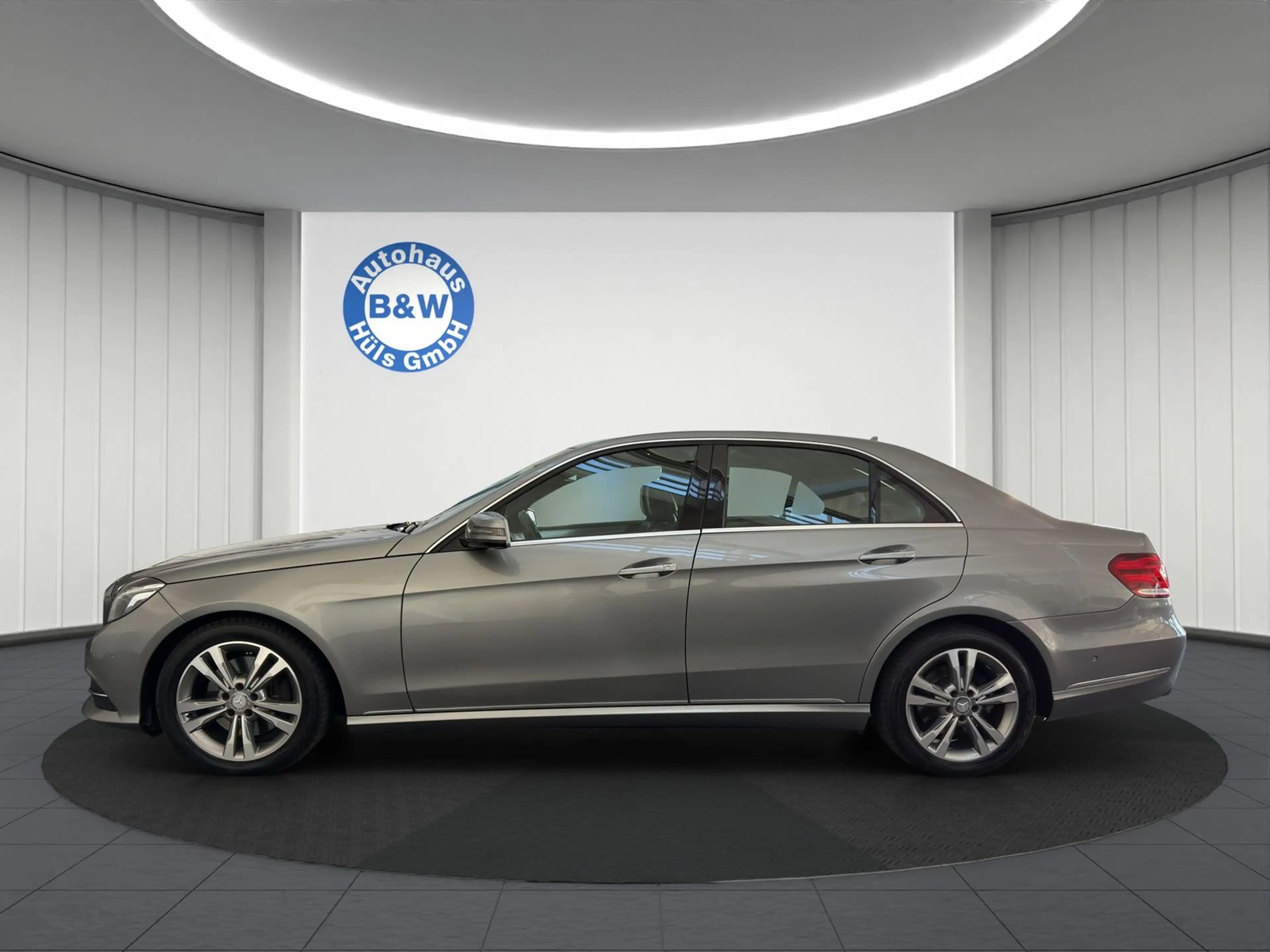 Mercedes-Benz E 350 CGI BlueEfficiency 4Matic*H/K*NAVI*LED*SHZ — photo 4