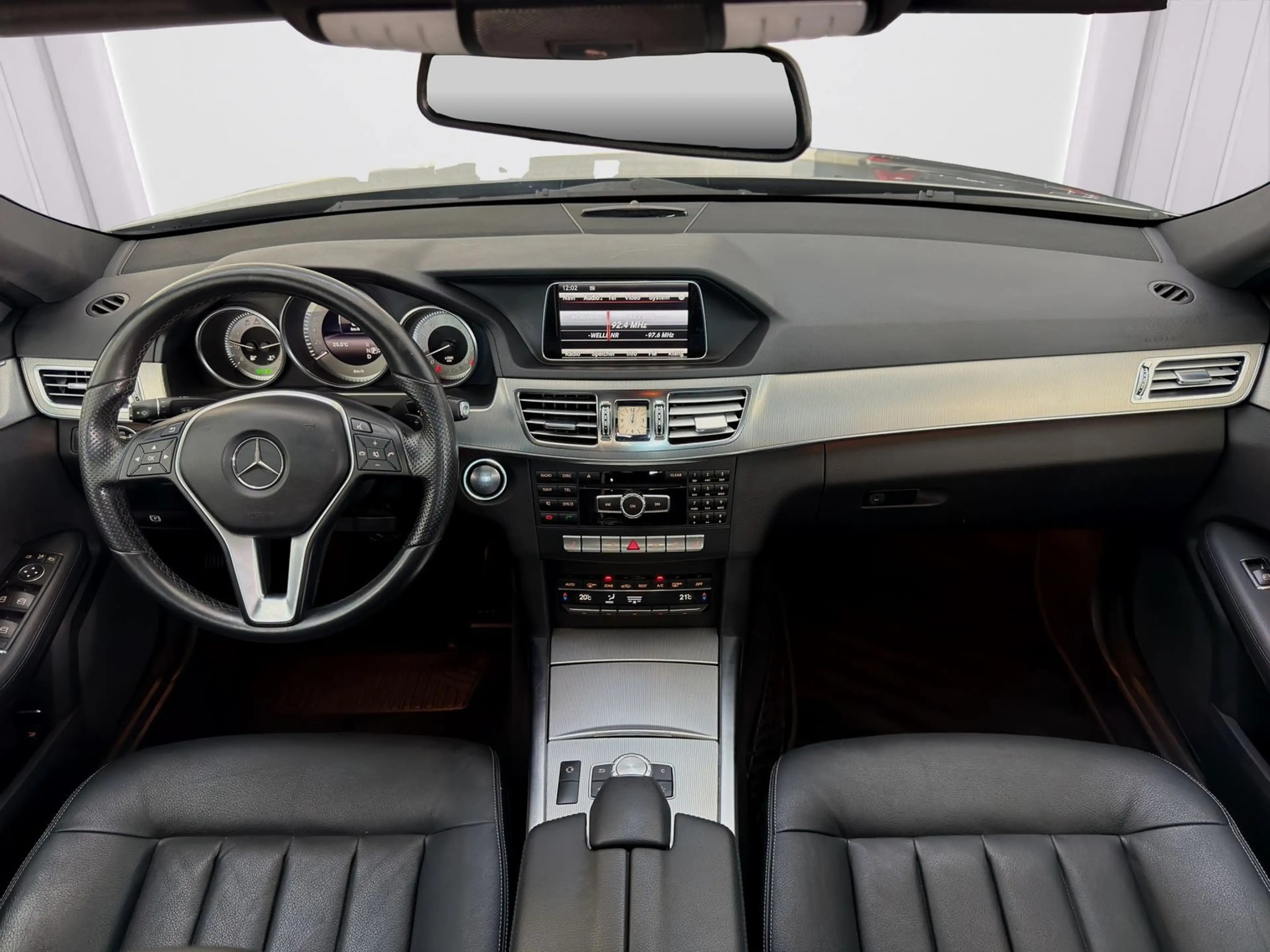 Mercedes-Benz E 350 CGI BlueEfficiency 4Matic*H/K*NAVI*LED*SHZ — photo 10