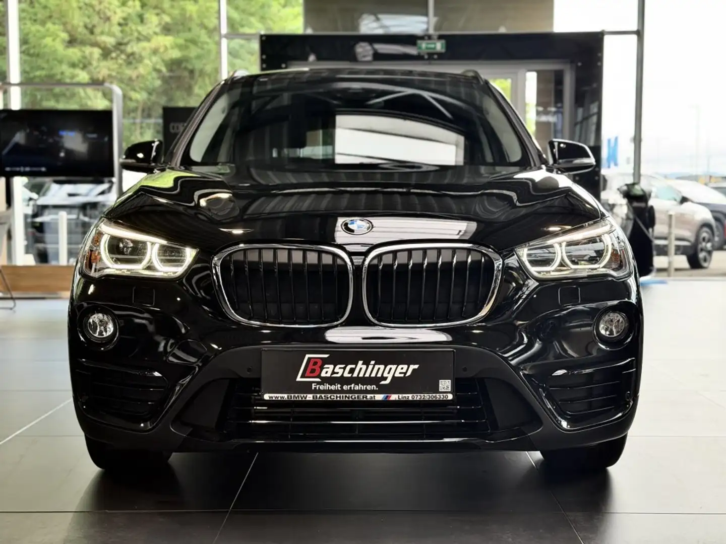 BMW X1 xDrive18d Sport Line Schwarz - 2