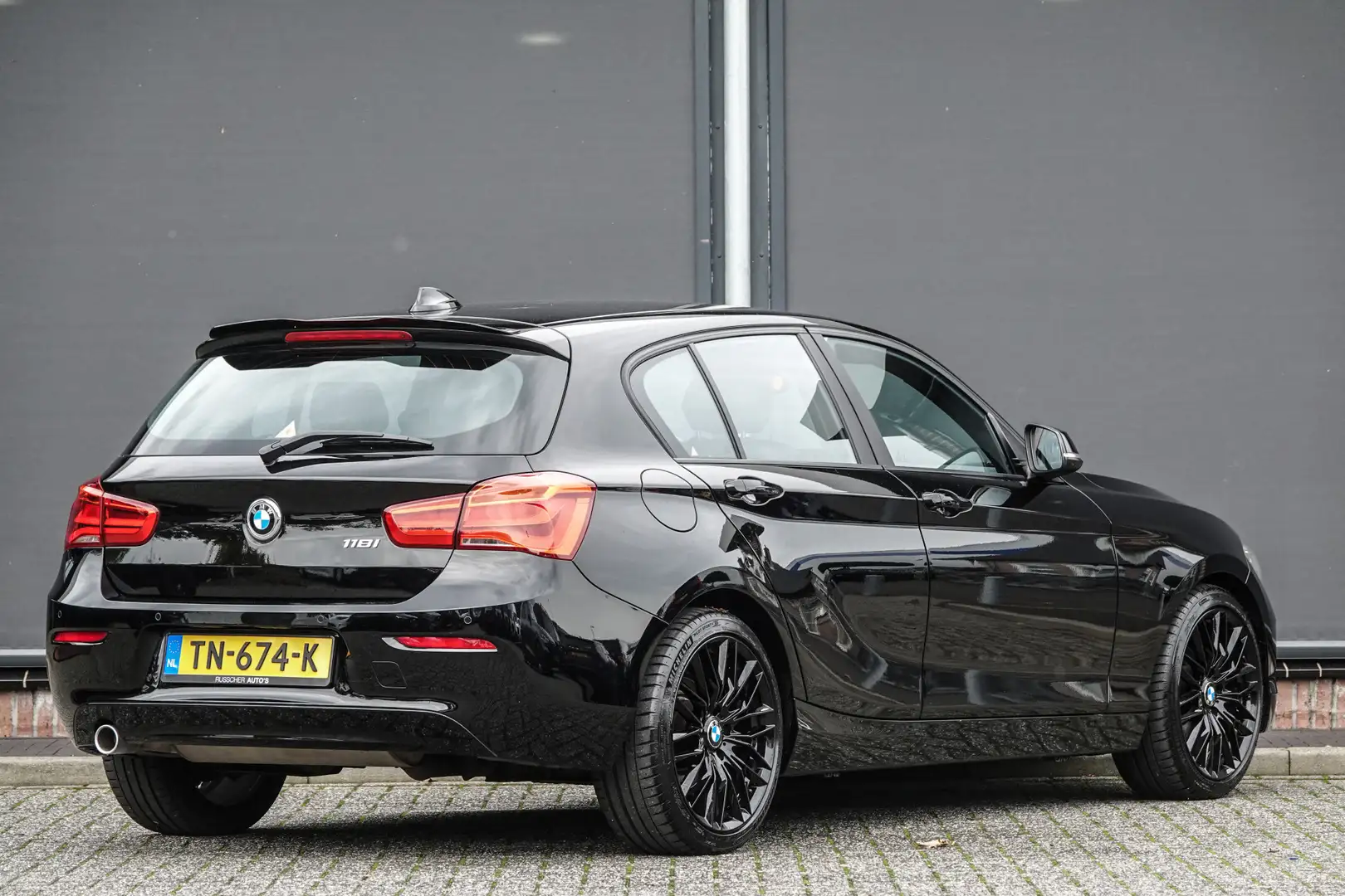 BMW 118 1-serie 118i 136Pk Aut. | High Executive | LED | P Zwart - 2