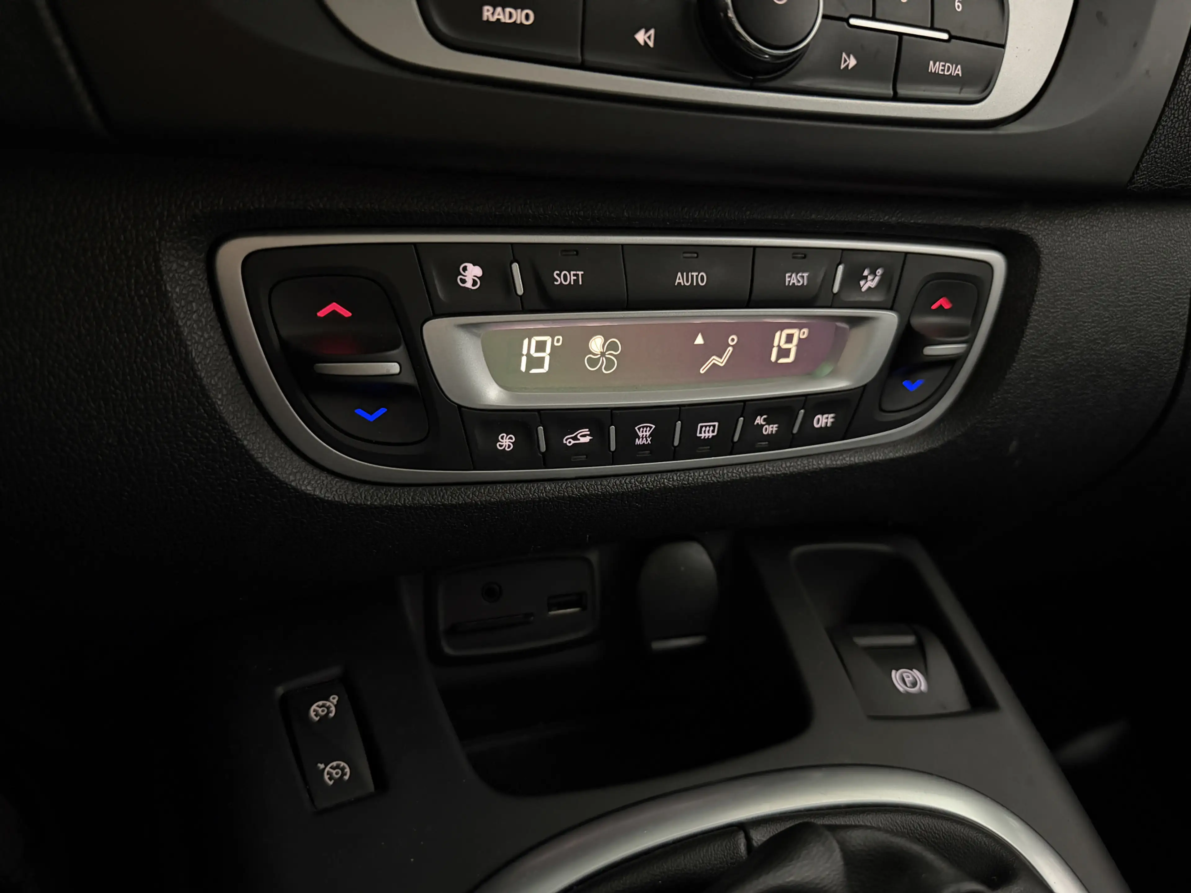 Renault Grand Scenic 1.2 TCe Bose - Navi / Pdc / Bluetooth — photo 18