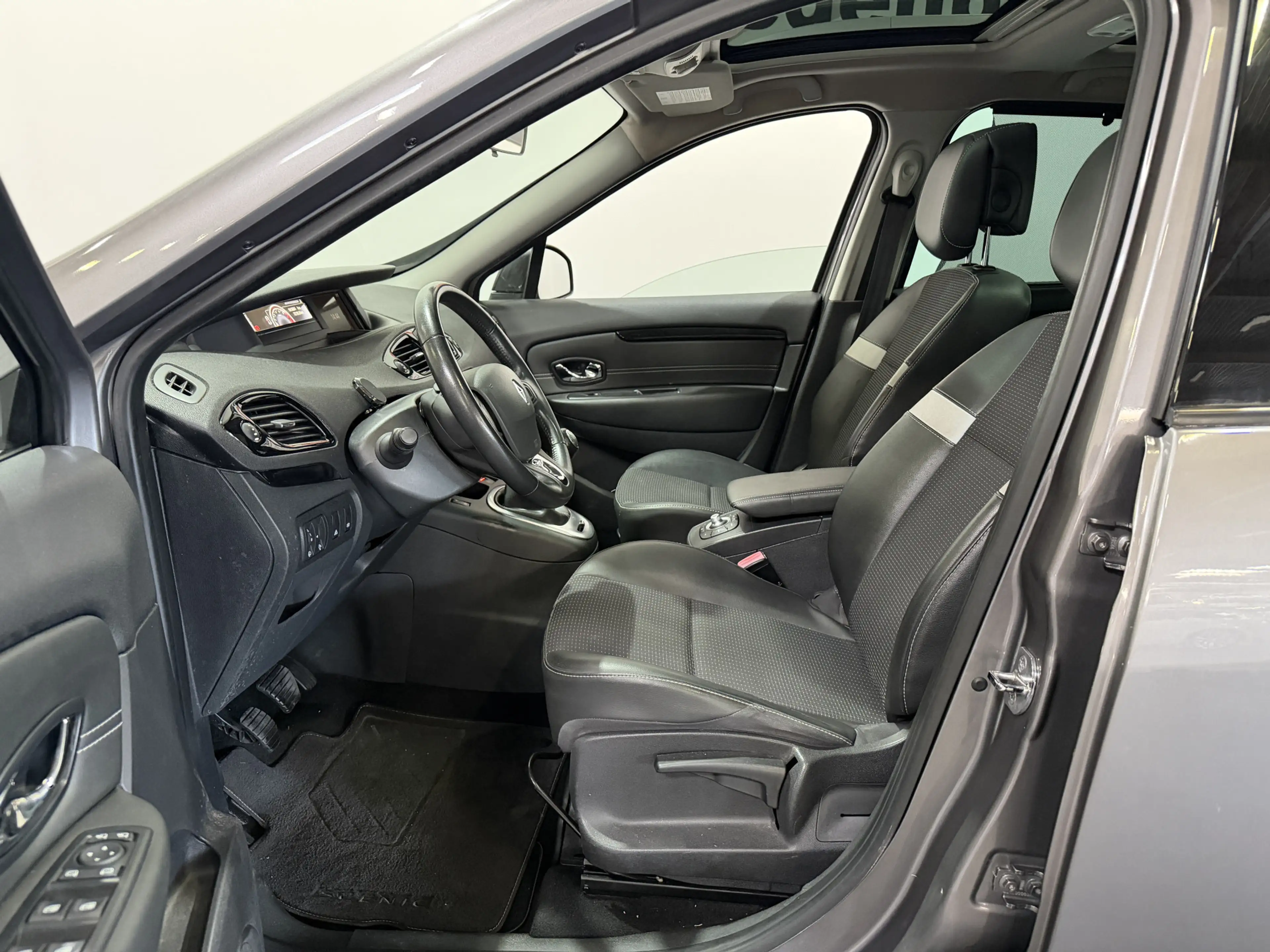 Renault Grand Scenic 1.2 TCe Bose - Navi / Pdc / Bluetooth — photo 23
